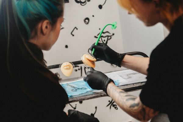 Szkolenie z piercingu: ćwiczenia na modelu ucha