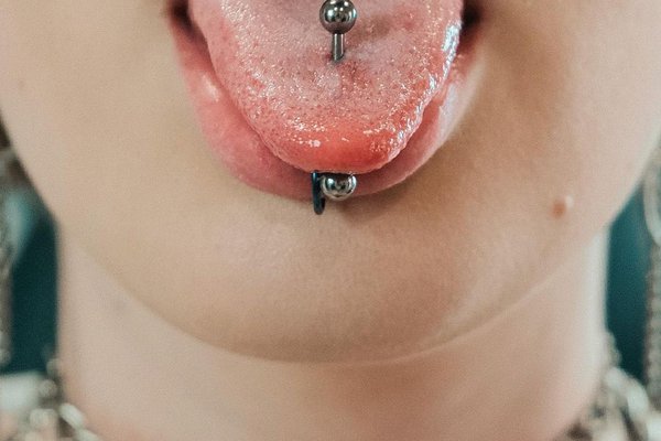Piercing języka i wargi 