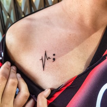 Tatuaż średnik z linią życia przy obojczyku