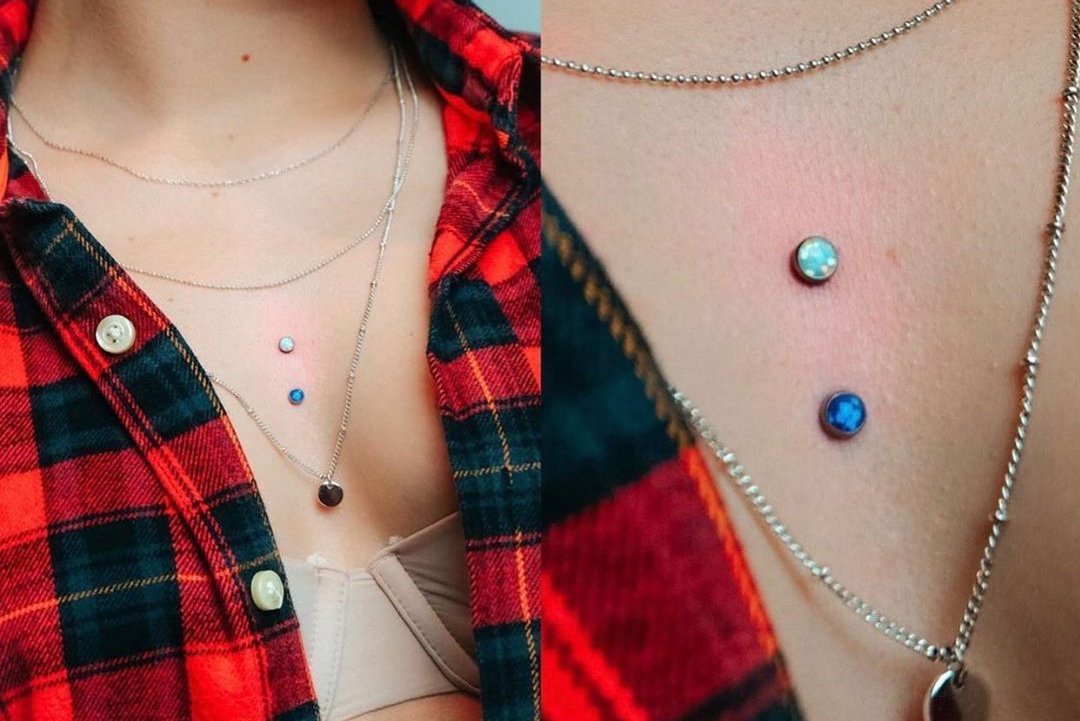 Dwa mikrodermale na dekolcie — VEAN TATTOO Kielce