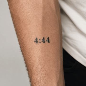 Mały tatuaż 4:44 na przedramieniu