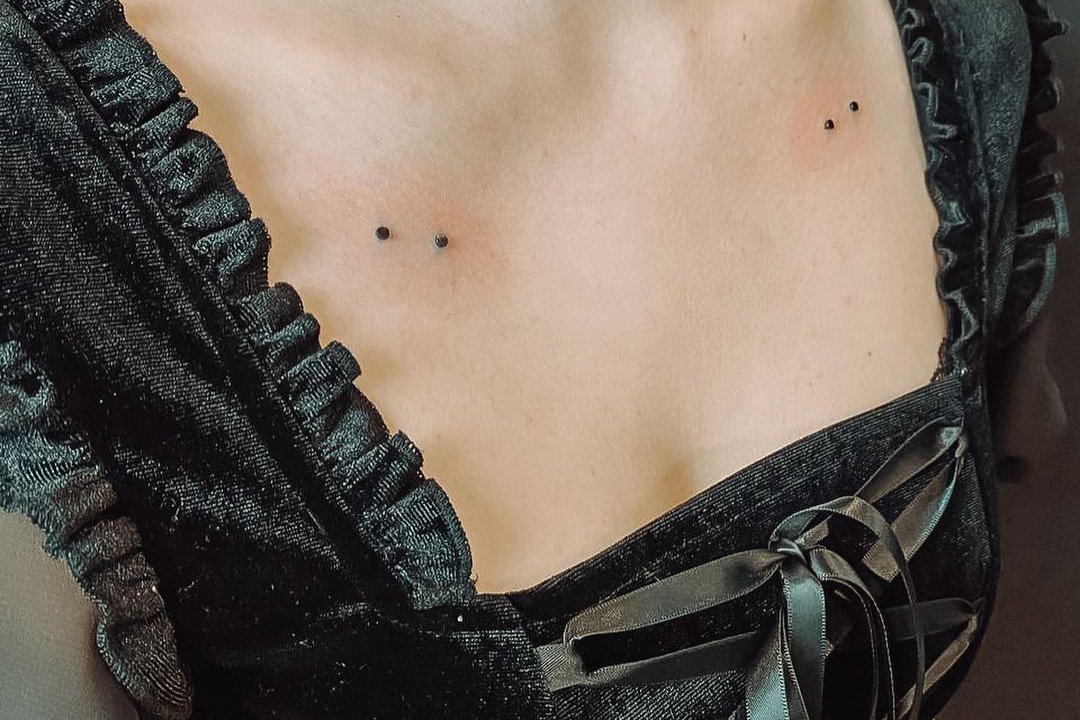 Piercing mikrodermal przy obojczykach — Tarnów