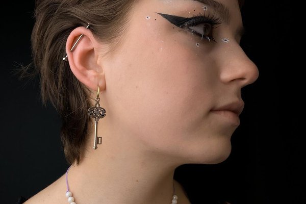 Piercing chrząstki ucha – VEAN TATTOO Wrocław