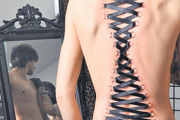 Gorsetowy piercing na plecach z czarną wstążką
