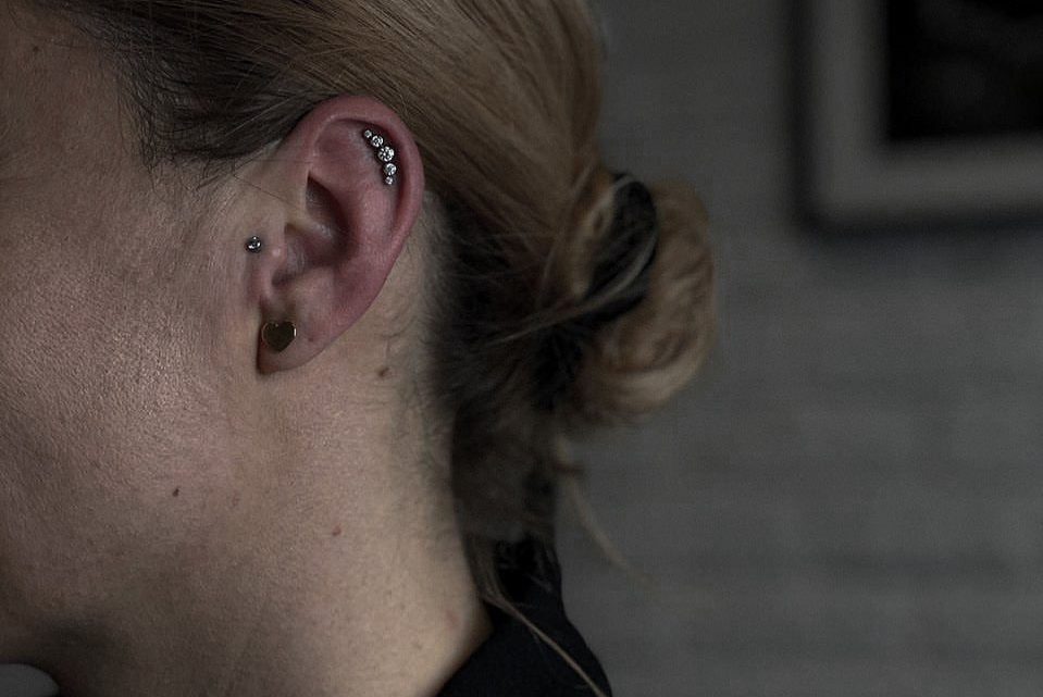 Piercing ucha — helix i płatek, VEAN Gorzów