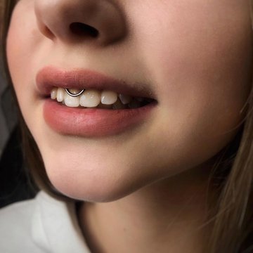 Kolczyk smiley na wędzidełku — VEAN TATTOO Toruń