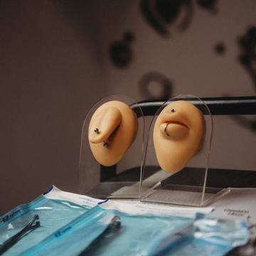 Szkolenie piercingu: ćwiczenia na modelu ucha