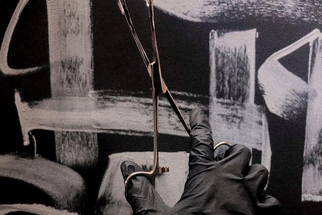 Sterylne kleszcze do piercingu w rękawiczce