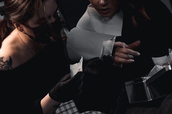 Przygotowanie do sterylnego piercingu w Tarnowie