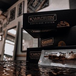 Czarno-biały tatuaż lub kolorowy