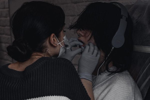Piercing ust w sterylnym studiu VEAN w Koszalinie