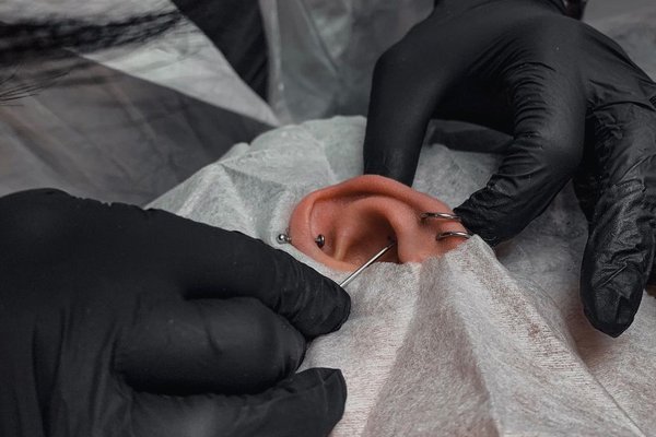 Piercing ucha w sterylnych warunkach — VEAN Gorzów