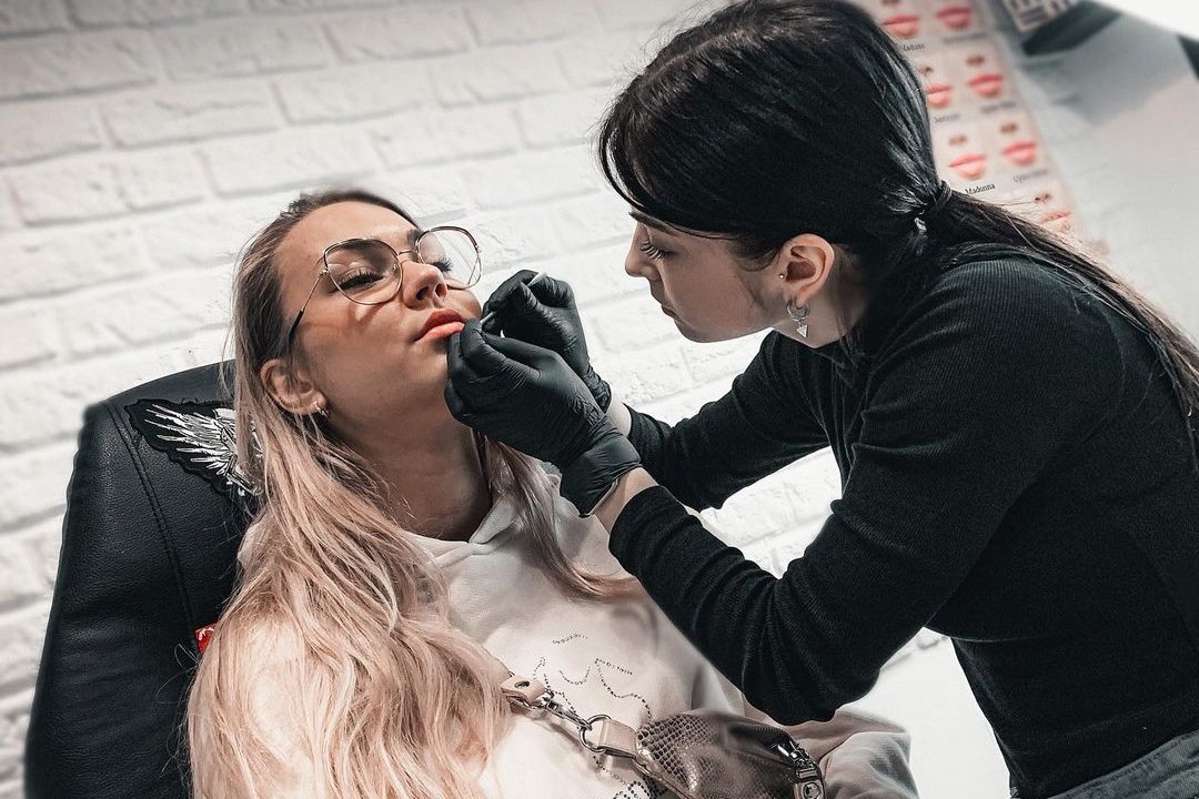 Piercing ust w sterylnym studiu VEAN TATTOO Koszalin