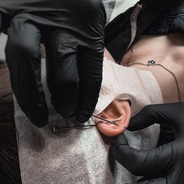 Bezpieczny piercing ucha – VEAN TATTOO Nowy Sącz