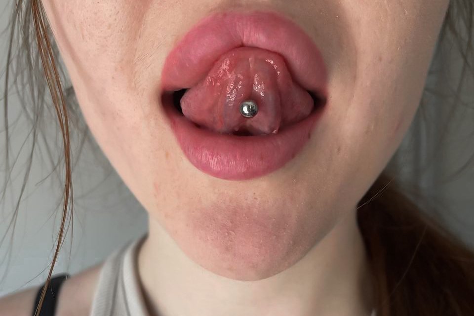 Piercing języka — VEAN TATTOO Nowy Sącz