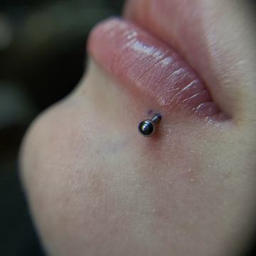 Minimalistyczny labret dopasowany do anatomii