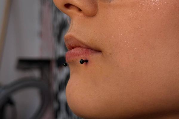 Minimalistyczny labret dopasowany do anatomii