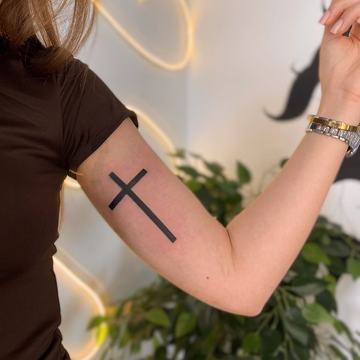 Prosty tatuaż krzyża na ramieniu