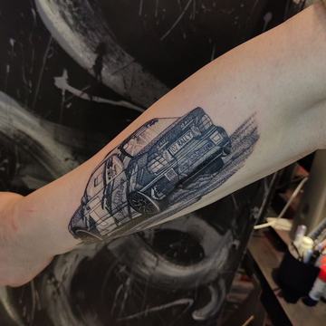 Tatuaż auta na przedramieniu – dynamiczny akcent stylu