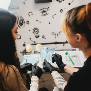 Szkolenie z piercingu: ćwiczenia przy stanowisku
