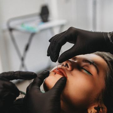 Szkolenie piercingu: zabieg przekłucia wargi