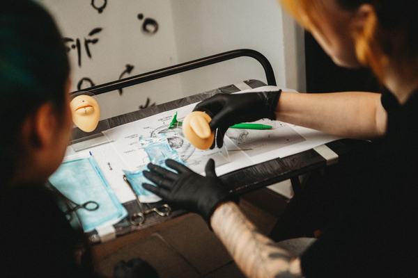 Szkolenie piercingu: ćwiczenia na modelu ucha