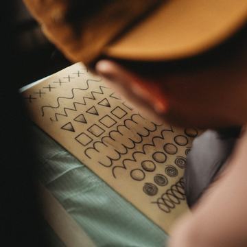 Kurs tatuażu: ćwiczenia na sztucznej skórze