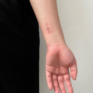 Delikatny tatuaż ze średnikiem na przedramieniu