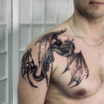 Tatuaż smoka na ramieniu i klatce