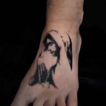 Tatuaż dotwork z motywem zwierzęcym na stopie