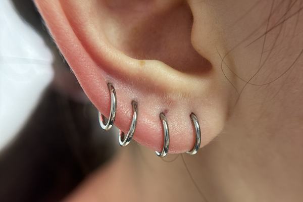 Minimalistyczny stacked lobe — cztery srebrne kółka