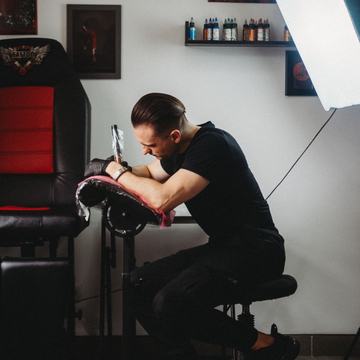 Tatuażysta podczas zajęć praktycznych w studiu VEAN