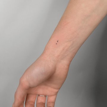 Minimalistyczny tatuaż średnik na nadgarstku