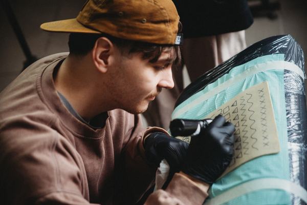 Kurs tatuażu: ćwiczenia na sztucznej skórze