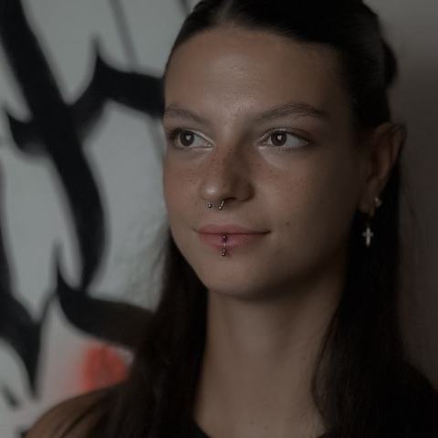 Piercing ucha delikatnie podkreśla profil. Subtelna biżuteria dodaje stylizacji elegancji.