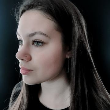Profil osoby z piercingiem nosa – VEAN TATTOO Lublin
