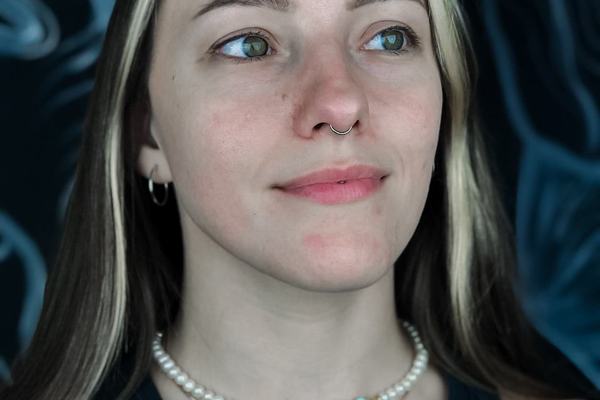 Portret z piercingiem septum w VEAN TATTOO Radom