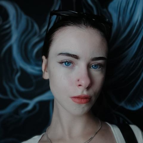 Piercing nosa subtelnie akcentuje twarz. Drobna biżuteria nadaje stylizacji lekkości.
