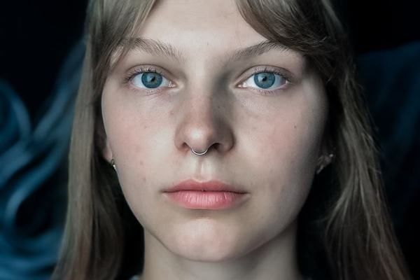 Portret z piercingiem septum — VEAN TATTOO Kraków