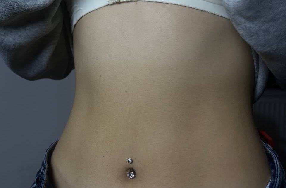 Piercing pępka