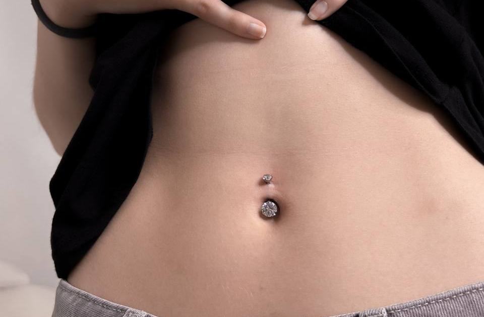 Piercing pępka
