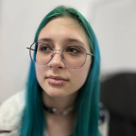 Piercing nosa subtelnie podkreśla rysy twarzy. Delikatna biżuteria nadaje całości nowoczesny charakter.