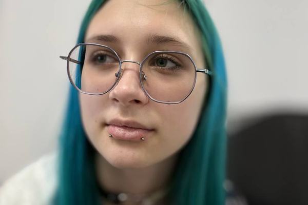 Osoba z kolczykami w wargach w studiu w Częstochowie