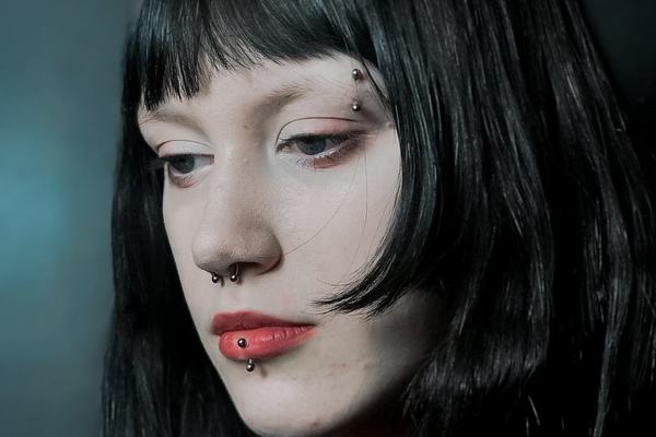 piercing brwi, septum i wargi