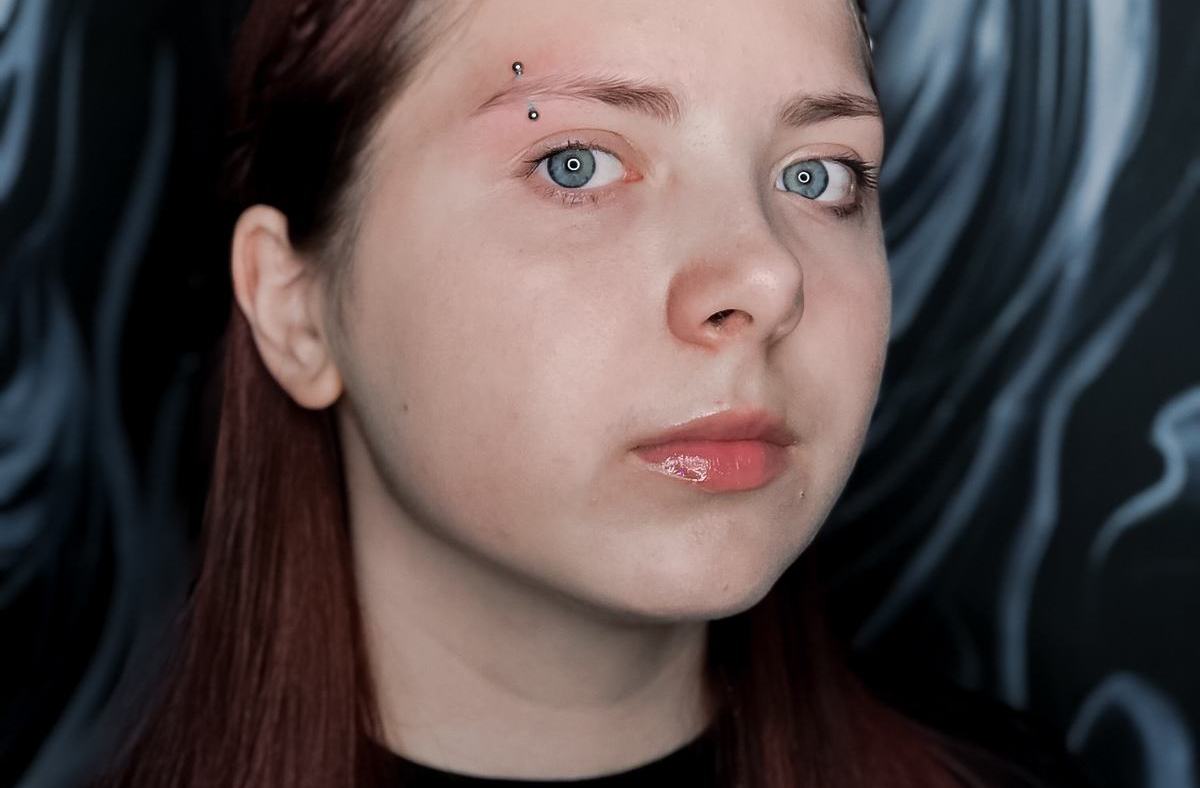 Piercing brwi