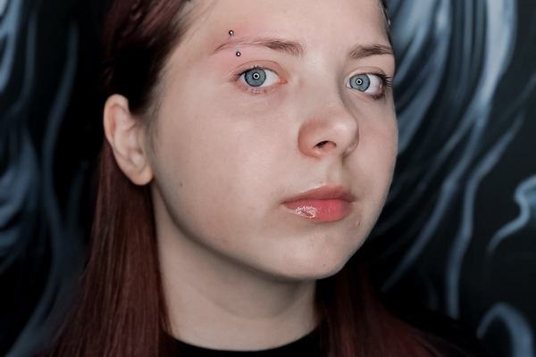 Subtelny piercing brwi – VEAN TATTOO Gdynia