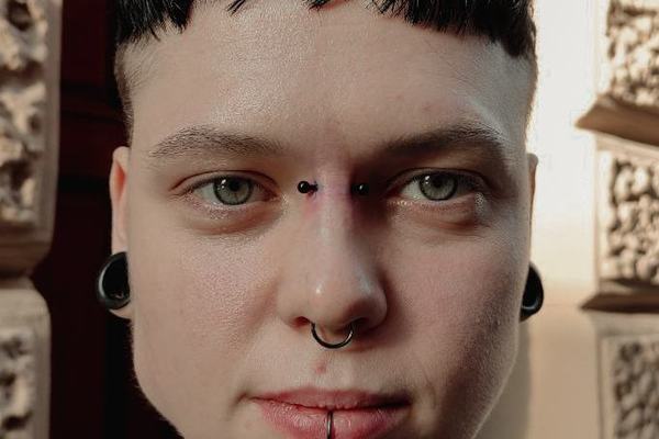 Piercing nosa (septum, mostek) 