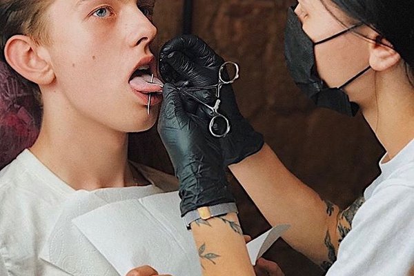 Piercing języka w VEAN TATTOO Gdańsk