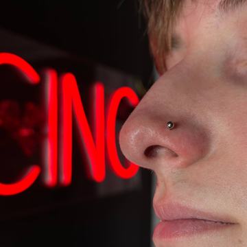 Profil z nostril piercingiem – sztyft w nosie