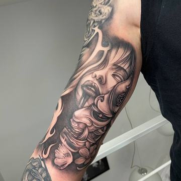 Tatuaż rękaw: kobieca twarz i maska, wyrazisty styl